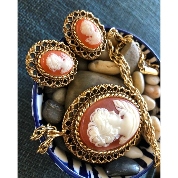 Vintage Statement Cameo Necklace & Earrings Set Gold Chain Resin 1970 - Picture 8 of 12